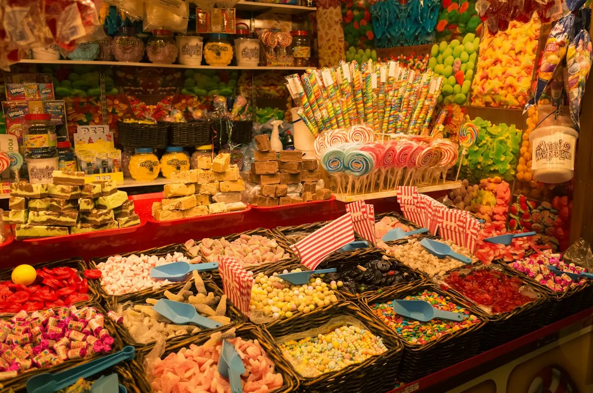 Pasillo de una dulcería con dulces a granel